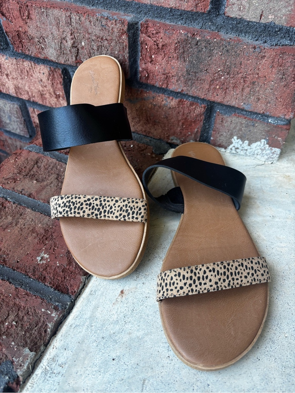 Universal Thread Black and Tan Leopard-Accent Slide Sandals